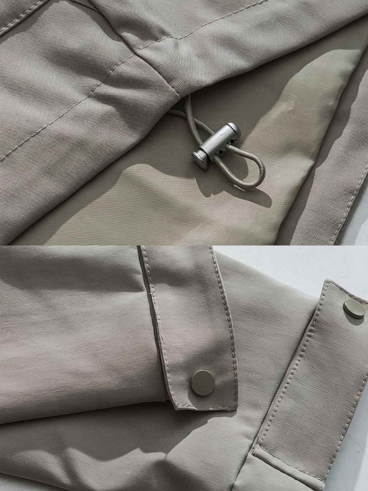 製品画像: エポレット付きフードワークジャケットの正面展示。ミリタリー風デザインと実用性を兼ね備え、防風・防水機能でアウトドアにも最適。エポレットと多機能パッチが特徴的。

詳細画像: エポレットディテールと袖口のパッチ、ドローコード付き裾の調整可能なデザインが際立つ。軽量で着やすい100%ポリエステル素材が防風・防水機能を提供。