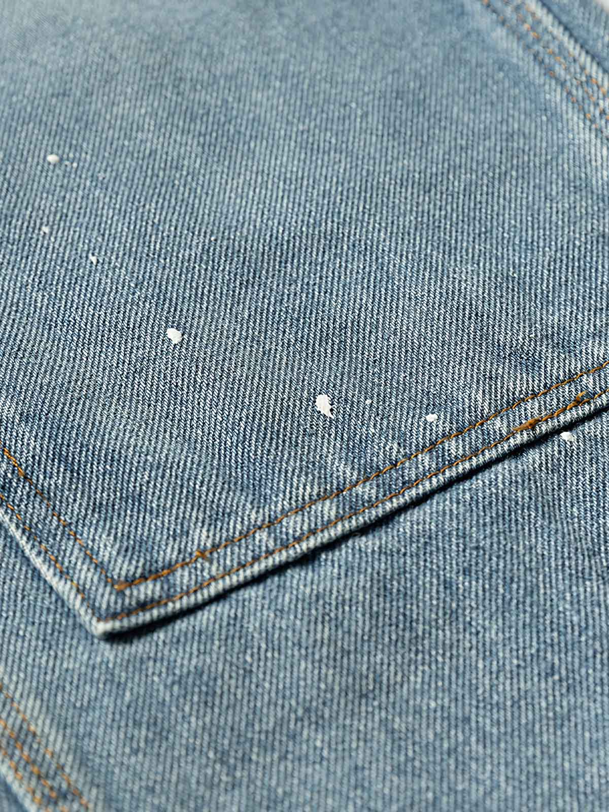 スプラッシュペイントの加工とヴィンテージ風ディテールのクローズアップ