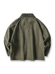 製品画像
"多ポケットカーゴジャケット、アメリカンヴィンテージとミリタリースタイルを融合したデザイン、100%コットンの生地で作られた厚みのあるジャケット、コーデュロイの襟と肘パッチが特徴的な個性的なデザイン"

詳細画像
"コーデュロイ襟と肘パッチが施された多ポケットカーゴジャケット、クラシックなミリタリースタイルにアメリカンヴィンテージデザインを取り入れ、大きな前ポケットで実用性も兼ね備えたディテール"