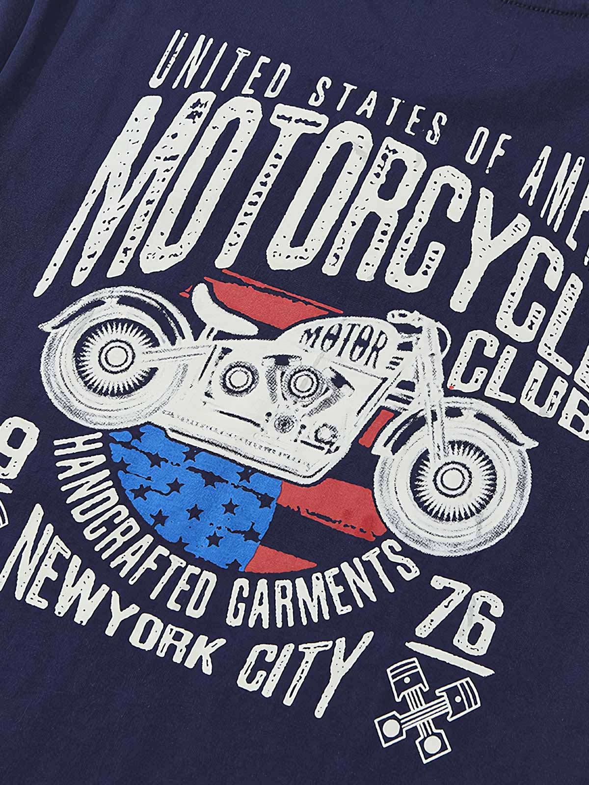 Tシャツのバイカーレタープリントのディテール特写