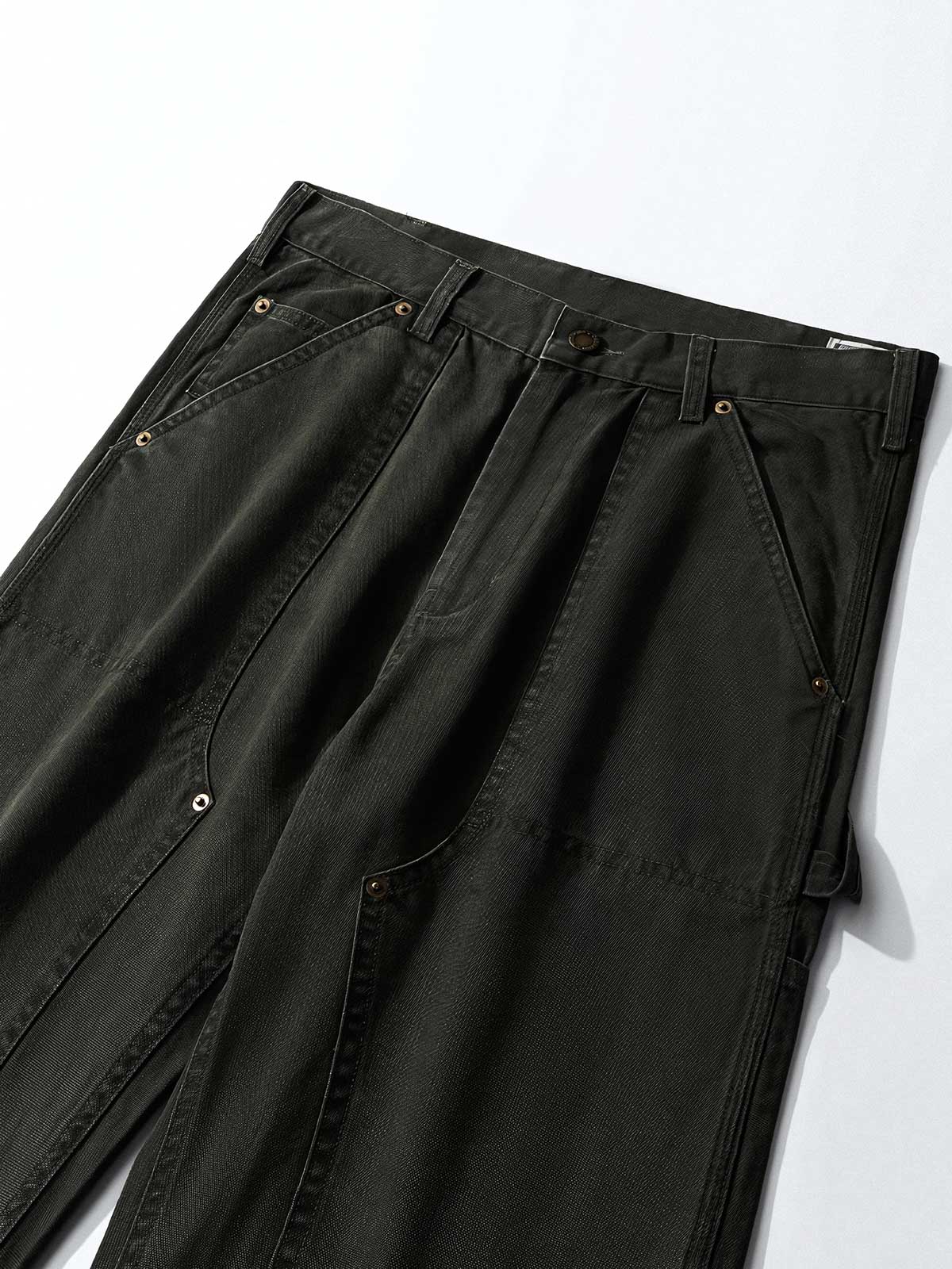 製品画像: 4色展開のWabashストライプロガーパンツ。クラシックなWabashストライプデザインと高耐久性の12oz帆布素材を使用し、アウトドアや作業シーンに最適な実用的でスタイリッシュなアイテム。

詳細画像: Wabashストライプの独特なドット柄と、膝部分の強化布ディテール。耐摩耗性に優れ、長時間の使用にも耐えるデザイン。