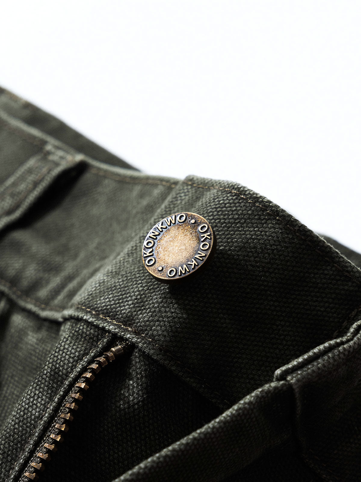 製品画像: 4色展開のWabashストライプロガーパンツ。クラシックなWabashストライプデザインと高耐久性の12oz帆布素材を使用し、アウトドアや作業シーンに最適な実用的でスタイリッシュなアイテム。

詳細画像: Wabashストライプの独特なドット柄と、膝部分の強化布ディテール。耐摩耗性に優れ、長時間の使用にも耐えるデザイン。