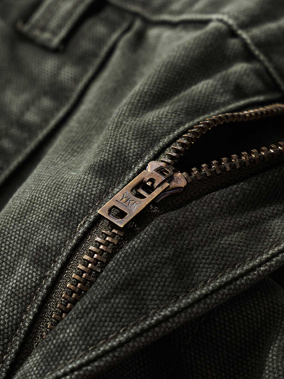 製品画像: 4色展開のWabashストライプロガーパンツ。クラシックなWabashストライプデザインと高耐久性の12oz帆布素材を使用し、アウトドアや作業シーンに最適な実用的でスタイリッシュなアイテム。

詳細画像: Wabashストライプの独特なドット柄と、膝部分の強化布ディテール。耐摩耗性に優れ、長時間の使用にも耐えるデザイン。