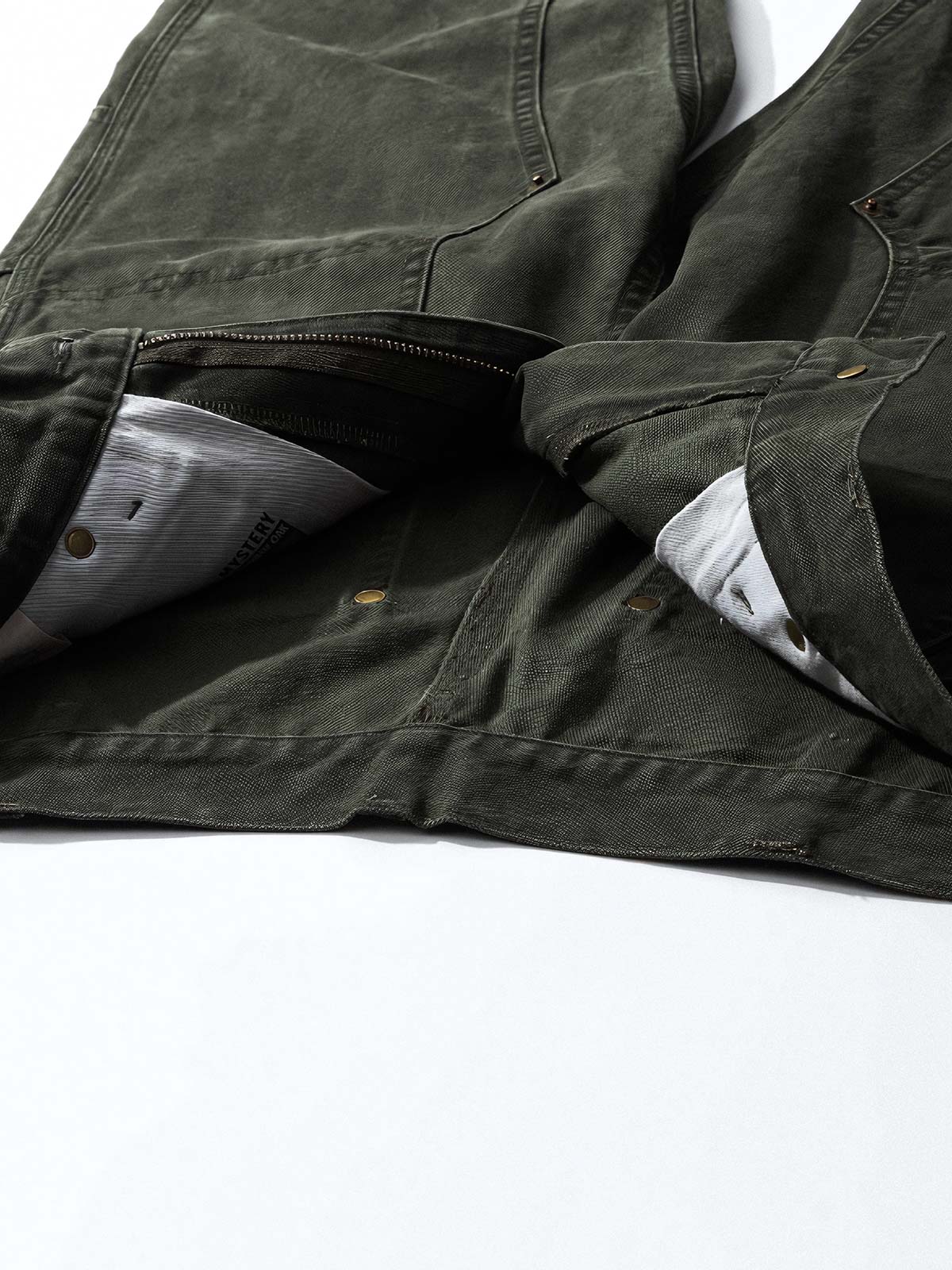 製品画像: 4色展開のWabashストライプロガーパンツ。クラシックなWabashストライプデザインと高耐久性の12oz帆布素材を使用し、アウトドアや作業シーンに最適な実用的でスタイリッシュなアイテム。

詳細画像: Wabashストライプの独特なドット柄と、膝部分の強化布ディテール。耐摩耗性に優れ、長時間の使用にも耐えるデザイン。