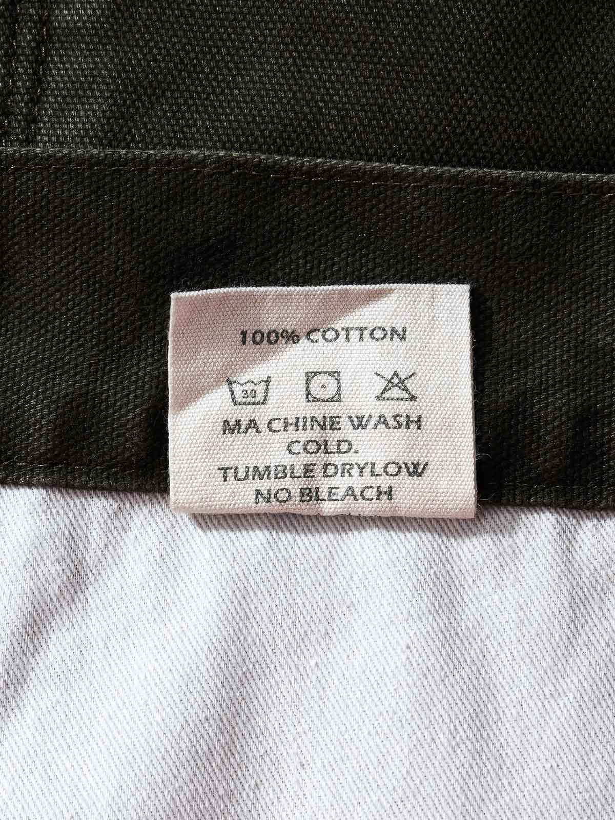 製品画像: 4色展開のWabashストライプロガーパンツ。クラシックなWabashストライプデザインと高耐久性の12oz帆布素材を使用し、アウトドアや作業シーンに最適な実用的でスタイリッシュなアイテム。

詳細画像: Wabashストライプの独特なドット柄と、膝部分の強化布ディテール。耐摩耗性に優れ、長時間の使用にも耐えるデザイン。