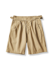 英軍グルカのルーズフィット・ショートパンツの前面ビューを展示し、内蔵ベルトと調節ストラップのディテールを強調