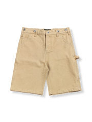  レイルロードストライプサスペンダーワークショーツの全体像を展示し、そのユニークなデザインと耐久性のある素材を強調。