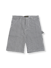  レイルロードストライプサスペンダーワークショーツの全体像を展示し、そのユニークなデザインと耐久性のある素材を強調。