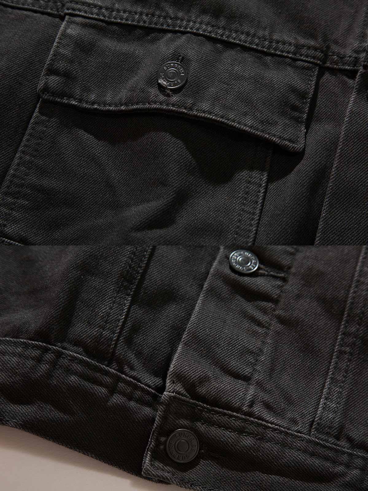 製品画像
「フラップ付きポケット ワークジャケットの正面全体図。クラシックなワークウェアを現代的にアレンジしたデザインで、高密度コットン素材とウォッシュ加工による控えめなヴィンテージ感が特徴。ルーズフィットとストレートシルエットが快適さと洗練された都会的スタイルを実現。」

詳細画像
「フラップ付きポケット ワークジャケットのディテール特写。胸元のフラップ付きポケットがワークウェアらしいデザイン性を強調し、ヴィンテージ調のメタルボタンがアクセントに。背面には補強ステッチを施し、耐久性と実用性を兼ね備えたディテールをクローズアップ。」
