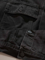 製品画像
「フラップ付きポケット ワークジャケットの正面全体図。クラシックなワークウェアを現代的にアレンジしたデザインで、高密度コットン素材とウォッシュ加工による控えめなヴィンテージ感が特徴。ルーズフィットとストレートシルエットが快適さと洗練された都会的スタイルを実現。」

詳細画像
「フラップ付きポケット ワークジャケットのディテール特写。胸元のフラップ付きポケットがワークウェアらしいデザイン性を強調し、ヴィンテージ調のメタルボタンがアクセントに。背面には補強ステッチを施し、耐久性と実用性を兼ね備えたディテールをクローズアップ。」
