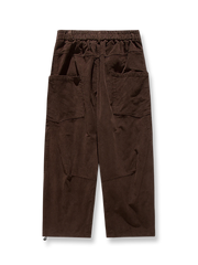 製品画像
「ヴィンテージ ストレート ワイド カジュアルパンツの正面全体図。コーデュロイ素材を使用し、耐摩耗性と快適さを両立。シンプルなストレートシルエットと特別な切り替えデザインが特徴で、日常からアウトドアまで幅広いシーンで活躍する万能なロングパンツ。」

詳細画像
「ヴィンテージ ストレート ワイド カジュアルパンツのディテール特写。切り替えデザインが立体感とスタイルを強調し、大容量カーゴポケットが実用性を追加。調節可能な裾ボタンにより、ルーズスタイルからテーパードスタイルへの切り替えが可能。耐久性とデザイン性を兼ね備えたディテールを表現。」