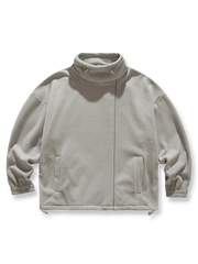 製品画像
「スタンドカラー フリース スウェットの正面全体図。クラシックなスタンドカラーデザインと柔らかなフリース素材が特徴で、防風性と保温性に優れた一着。ルーズフィットシルエットが快適な着心地を提供し、秋冬のカジュアルからアウトドアまで幅広く活躍。」

詳細画像
「スタンドカラー フリース スウェットのディテール特写。立ち上がった襟部分には調節可能なドローコードを採用し、防風性を強化。柔らかく肌触りの良いフリース素材が、保温性と軽やかな着心地を両立。丁寧な縫製が美しさと耐久性を引き立てている。」