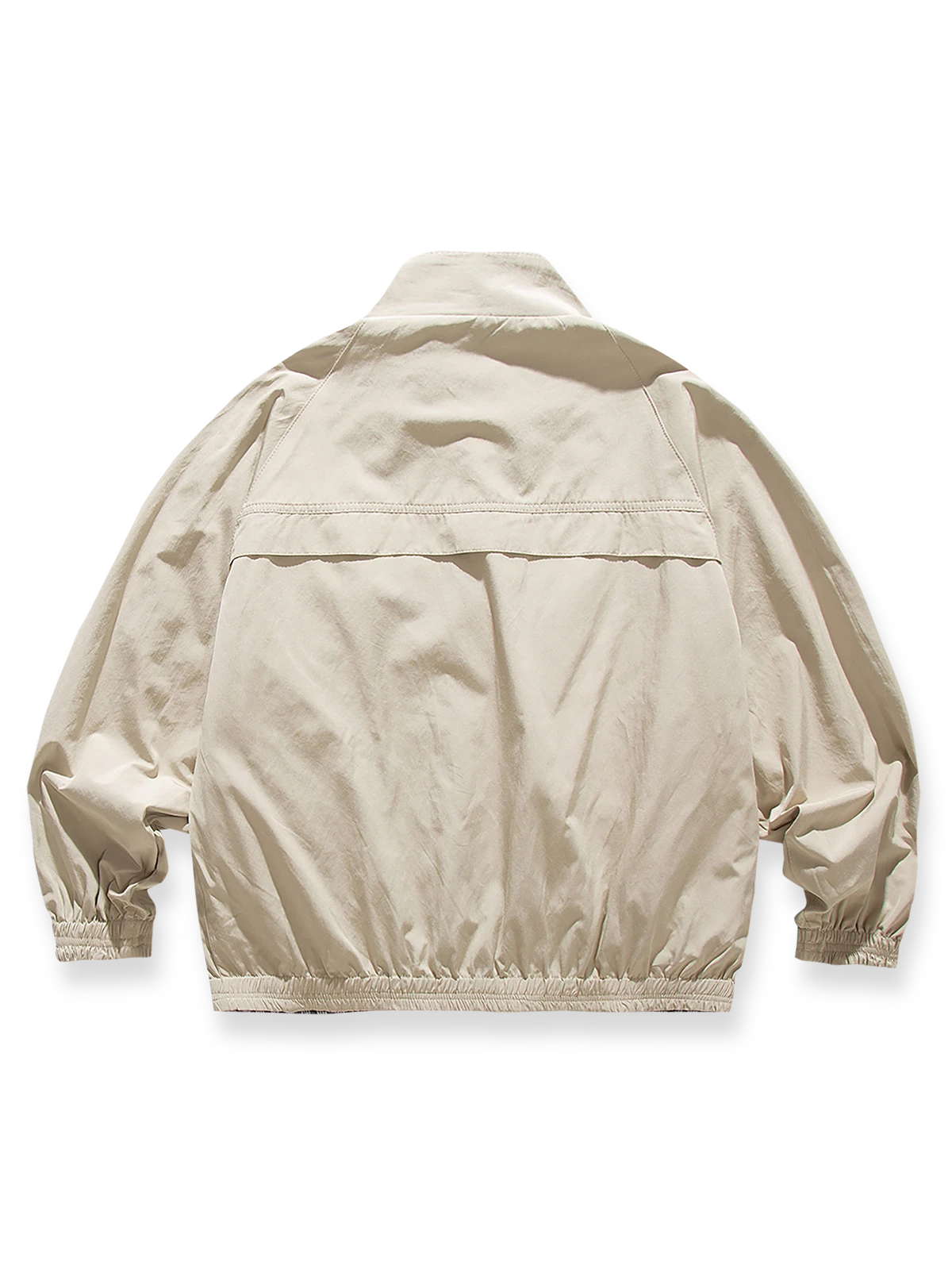 製品画像:
「リバーシブルスタンドカラージャケット表面ベージュの全体展示。シンプルで上品なベージュとヴィンテージ感あふれるチェック柄、2つのスタイルを簡単に切り替えられるデザイン。」

詳細画像:
「裏面のチェック柄と袖口の伸縮性デザインの特写。リバーシブルデザインによって、ヴィンテージ感と実用性が両立。」
