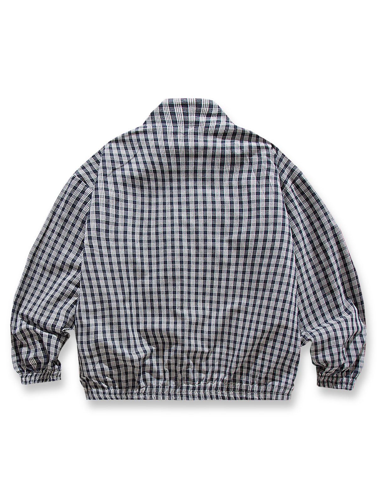 製品画像:
「リバーシブルスタンドカラージャケット表面ベージュの全体展示。シンプルで上品なベージュとヴィンテージ感あふれるチェック柄、2つのスタイルを簡単に切り替えられるデザイン。」

詳細画像:
「裏面のチェック柄と袖口の伸縮性デザインの特写。リバーシブルデザインによって、ヴィンテージ感と実用性が両立。」
