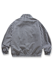 製品画像:
「リバーシブルスタンドカラージャケット表面ベージュの全体展示。シンプルで上品なベージュとヴィンテージ感あふれるチェック柄、2つのスタイルを簡単に切り替えられるデザイン。」

詳細画像:
「裏面のチェック柄と袖口の伸縮性デザインの特写。リバーシブルデザインによって、ヴィンテージ感と実用性が両立。」
