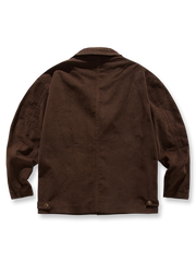 製品画像
「テーラードカラー シングルブレスト ワークジャケットの正面全体図。クラシックなテーラードカラーとシンプルなシングルブレストデザインを融合し、高密度ツイルコットン素材を使用した耐久性と快適さを兼ね備えた一着。深みのあるブラウンカラーがヴィンテージ感を引き立て、カジュアルからフォーマルまで幅広いスタイルに対応。」

詳細画像
「テーラードカラー シングルブレスト ワークジャケットのディテール特写。非対称のフラップポケットが視覚的なアクセントとなり、日常の収納ニーズにも対応。高密度ツイルコットン素材がもたらす柔らかな肌触りと深みのあるブラウンカラーが特徴的で、丁寧な縫製が品質の高さを示している。」