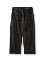 製品画像
ブラックのワイドコーデュロイワークパンツ正面デザイン。14畝の高密度コーデュロイ生地とニーパネルの立体構造が特徴で、クラシックなワークウェアを現代風に再構築した一着

詳細画像
バックポケットとダブルステッチ加工のディテール。耐久性を高めたクラシックなデザインと、特製ウォッシュ加工による柔らかでヴィンテージ感のある生地感が際立つ