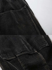 製品画像
ブラックのワイドコーデュロイワークパンツ正面デザイン。14畝の高密度コーデュロイ生地とニーパネルの立体構造が特徴で、クラシックなワークウェアを現代風に再構築した一着

詳細画像
バックポケットとダブルステッチ加工のディテール。耐久性を高めたクラシックなデザインと、特製ウォッシュ加工による柔らかでヴィンテージ感のある生地感が際立つ