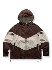 製品画像
「バイカラー フード付き マウンテンジャケットの正面全体図。レトロなスポーツスタイルと現代的なアウトドアデザインを融合したバイカラーデザインが特徴で、防風性・撥水性を備えた100%ポリエステル素材を使用。軽量で日常やアウトドアに適した万能アイテム。」

詳細画像
「バイカラー フード付き マウンテンジャケットのディテール特写。幾何学的なストライプパッチワークデザインが、レトロな配色とモダンな要素を融合し、奥行きのあるスタイルを演出。裾の調節可能なドローコードとゴム仕様の袖口が防寒性と快適さを提供する実用的なデザイン。」