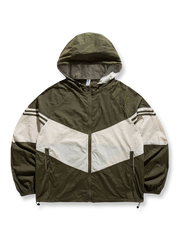 製品画像
「バイカラー フード付き マウンテンジャケットの正面全体図。レトロなスポーツスタイルと現代的なアウトドアデザインを融合したバイカラーデザインが特徴で、防風性・撥水性を備えた100%ポリエステル素材を使用。軽量で日常やアウトドアに適した万能アイテム。」

詳細画像
「バイカラー フード付き マウンテンジャケットのディテール特写。幾何学的なストライプパッチワークデザインが、レトロな配色とモダンな要素を融合し、奥行きのあるスタイルを演出。裾の調節可能なドローコードとゴム仕様の袖口が防寒性と快適さを提供する実用的なデザイン。」