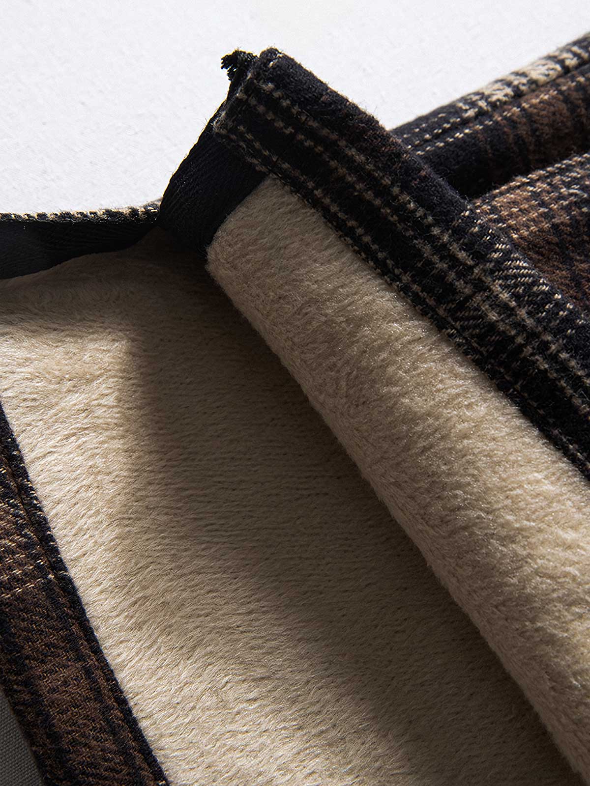 製品画像
「クラシックなバイカラーチェック柄デザイン、100%コットン表地とポリエステル裏起毛素材、冬の保温性と快適な着心地を提供する厚手シャツジャケット」

詳細画像
「100%コットン表地のチェック柄シャツジャケット、ポリエステル裏起毛素材で抜群の保温性、ゆったりとしたルーズフィットシルエットで幅広い体型に対応」