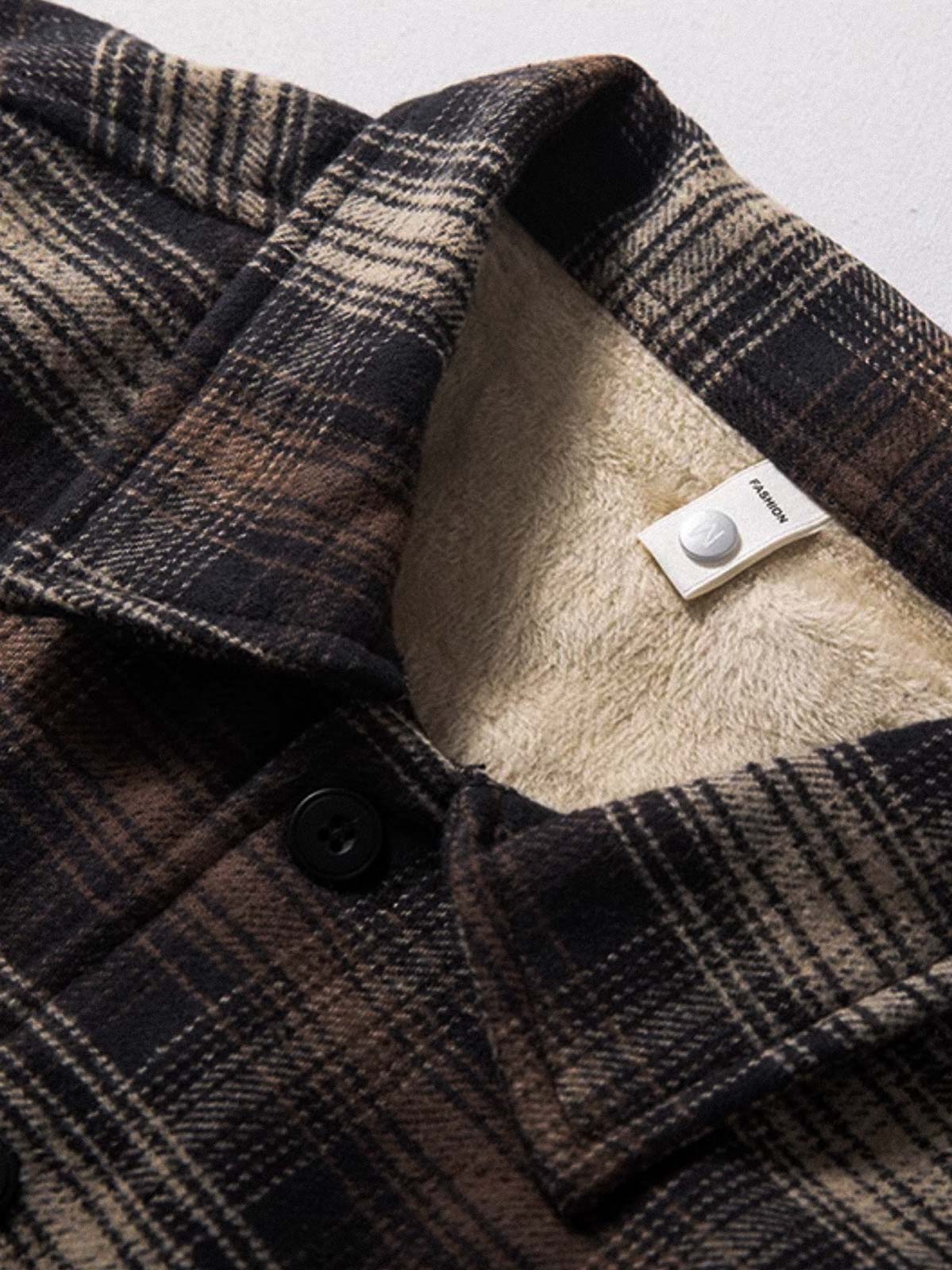 製品画像
「クラシックなバイカラーチェック柄デザイン、100%コットン表地とポリエステル裏起毛素材、冬の保温性と快適な着心地を提供する厚手シャツジャケット」

詳細画像
「100%コットン表地のチェック柄シャツジャケット、ポリエステル裏起毛素材で抜群の保温性、ゆったりとしたルーズフィットシルエットで幅広い体型に対応」