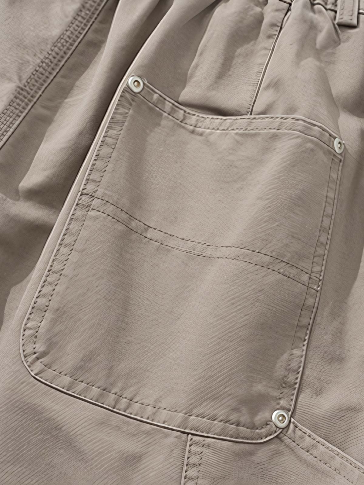 ログマンショーツの調整可能な細ベルトと強化されたポケットのクローズアップ。