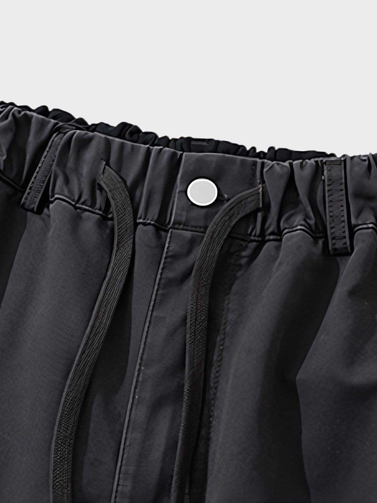 ログマンショーツの調整可能な細ベルトと強化されたポケットのクローズアップ。