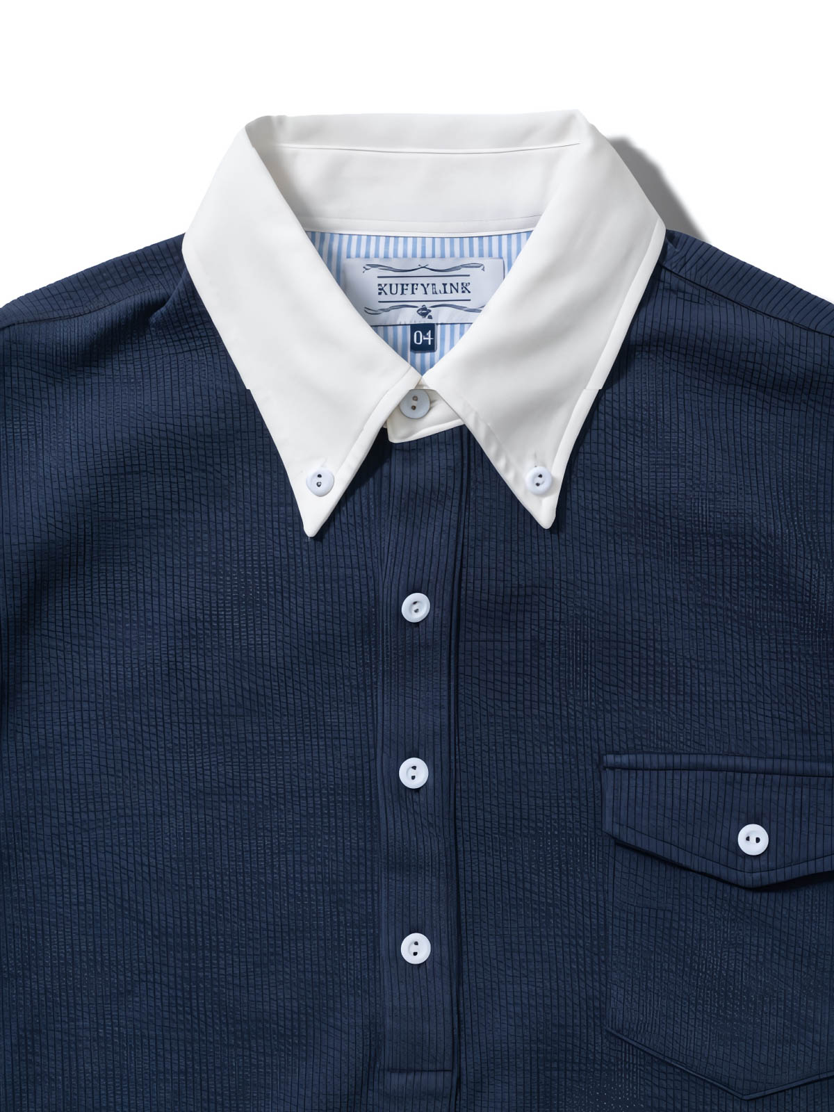 シャツのホワイトカラーと胸ポケットのディテール