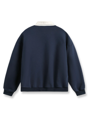 製品画像
「ヴィンテージ加工 ポロカラー スウェットの正面全体図。クラシックなポロカラーと柔らかな素材感が特徴で、上品なレトロ感を演出。ルーズフィットシルエットが快適さとスタイリッシュさを両立し、秋冬の万能スウェットとして活躍。」

詳細画像
「ヴィンテージ加工 ポロカラー スウェットのディテール特写。控えめなヴィンテージ加工が柔らかい素材感を際立たせ、クラシックなポロカラーが洗練された印象をプラス。袖口と裾のリブ仕様がフィット感と保温性を高め、カンガルーポケットが実用性とデザイン性を兼ね備える。」