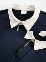 製品画像
「ヴィンテージ加工 ポロカラー スウェットの正面全体図。クラシックなポロカラーと柔らかな素材感が特徴で、上品なレトロ感を演出。ルーズフィットシルエットが快適さとスタイリッシュさを両立し、秋冬の万能スウェットとして活躍。」

詳細画像
「ヴィンテージ加工 ポロカラー スウェットのディテール特写。控えめなヴィンテージ加工が柔らかい素材感を際立たせ、クラシックなポロカラーが洗練された印象をプラス。袖口と裾のリブ仕様がフィット感と保温性を高め、カンガルーポケットが実用性とデザイン性を兼ね備える。」