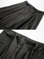 製品画像
黒色のプリーツ入り剣道着スタイルワイドパンツ正面デザイン。剣道着からインスパイアされた結び紐ディテールと前面のプリーツ加工が特徴で、ゆったりとしたワイドシルエットが和の美意識を現代風に表現

詳細画像
腰紐ディテールと流れるような前面プリーツの特写。立体感のあるプリーツ加工と丁寧に仕立てられたコットン素材が、禅の静けさと上品さを際立たせる仕上がり