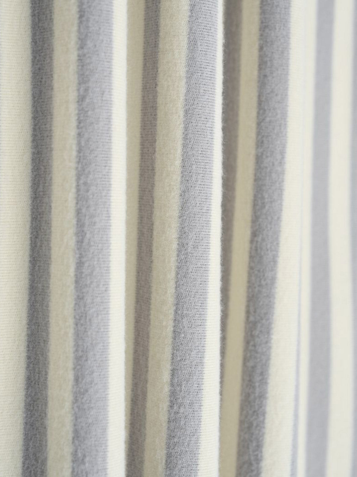 ボーダーデザインとデロン素材の質感ディテールを特写