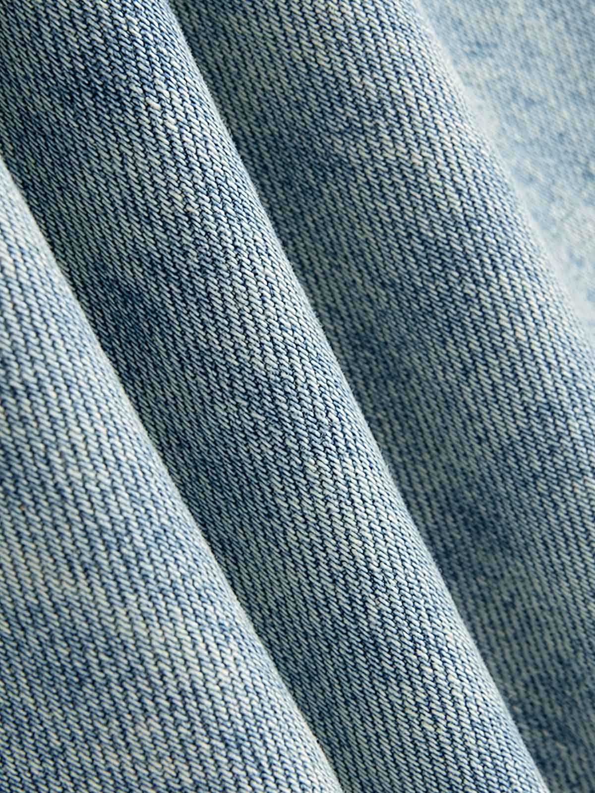 詳細画像: ジーンズの猫ひげ模様と破れのディテール特写