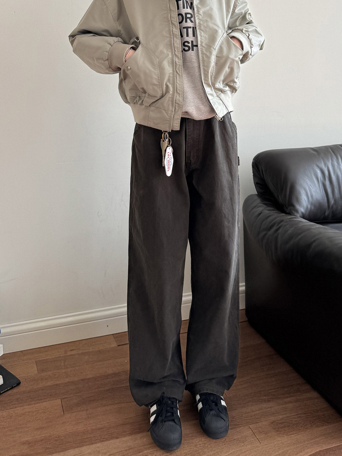 モデルが着用したヴィンテージ風ストレートパラトルーパーカーゴパンツ