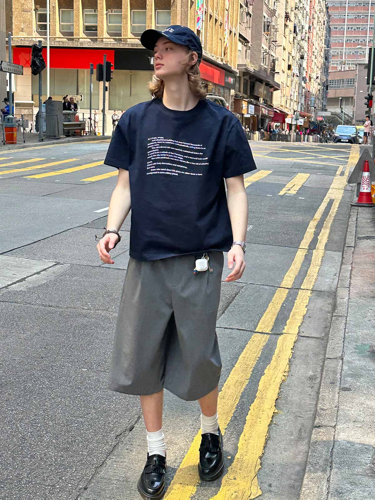 モデルが着用したヴィンテージ風ツイストレタープリントフィットクロップドTシャツ