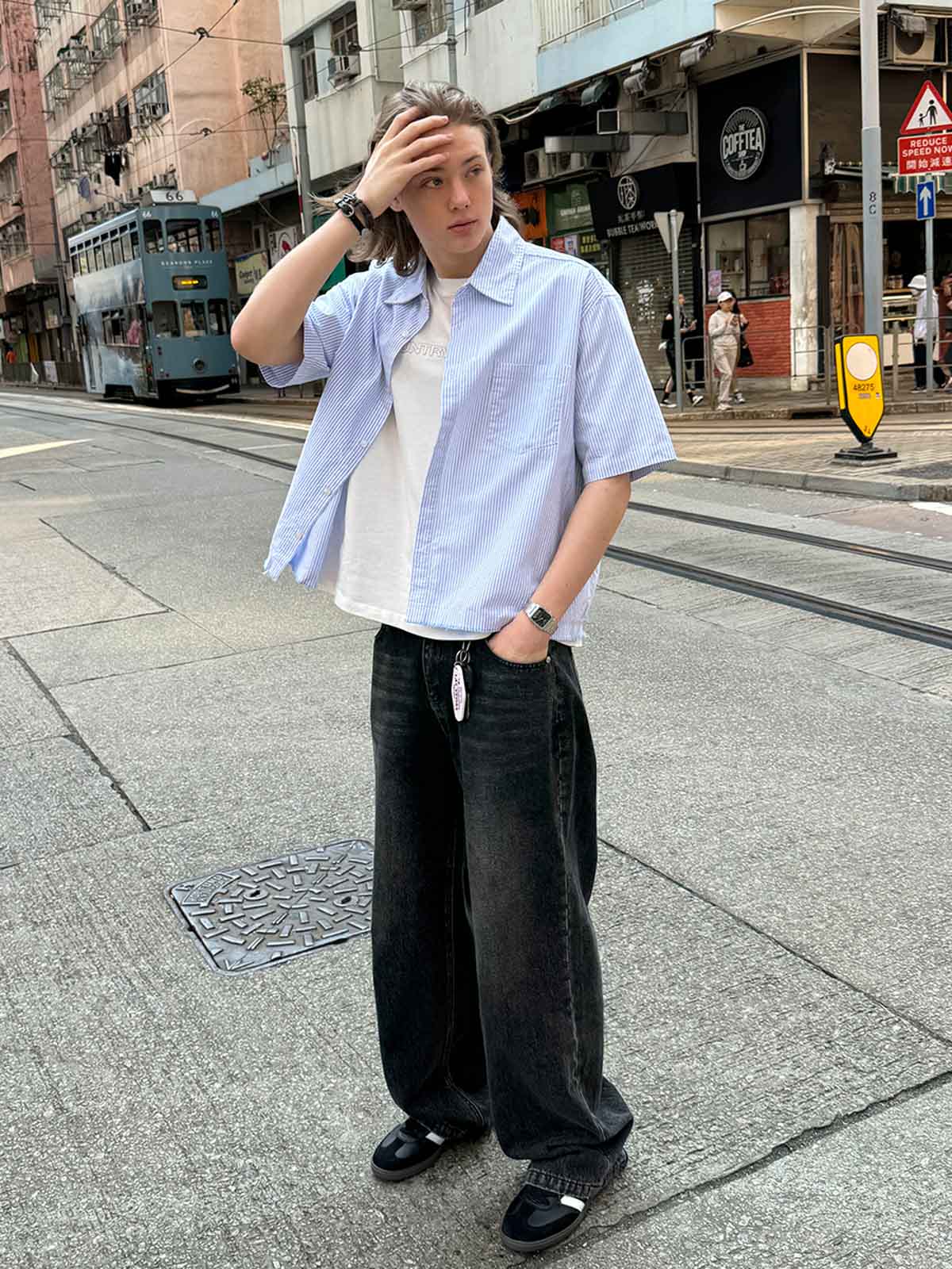 モデルが着用する毛羽加工ブルーストライプ半袖シャツ