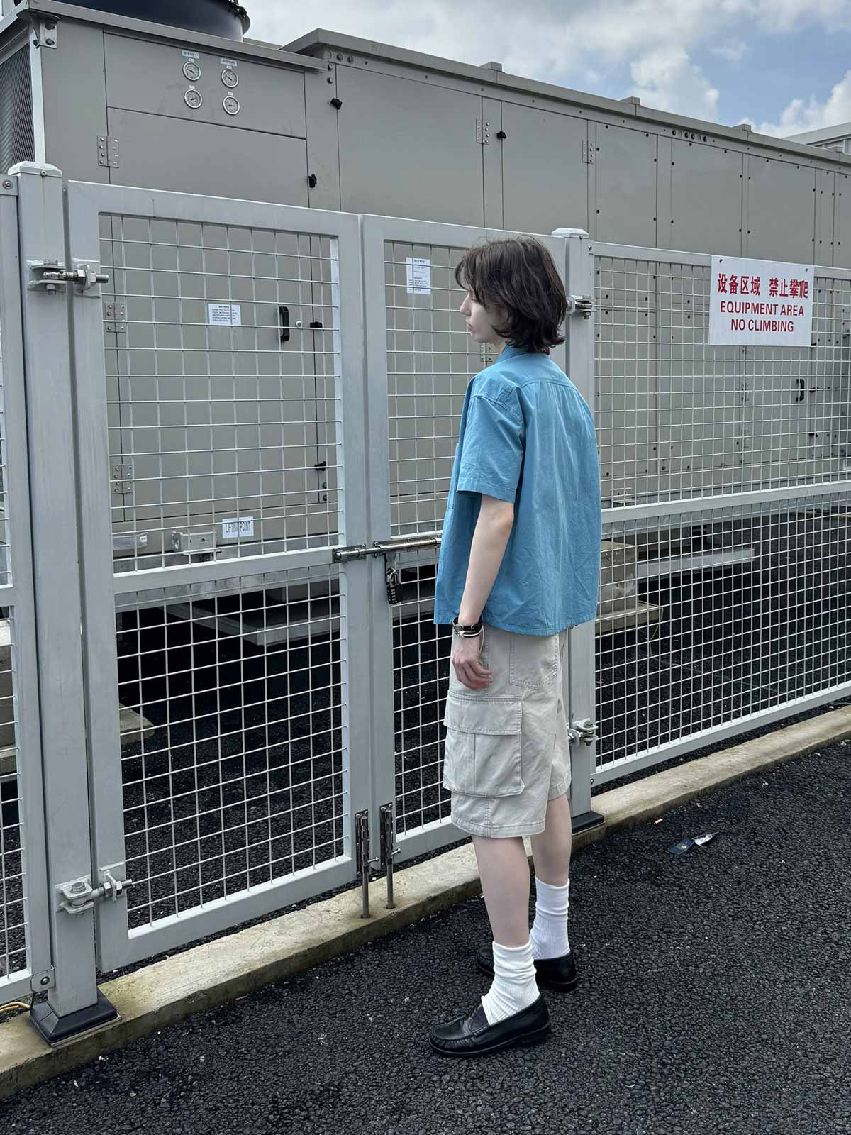 モデルが着用するヴィンテージルーズフィットワークショーツの展示