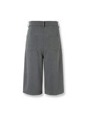 グレーのストレートドレープクロップドパンツ全体画像