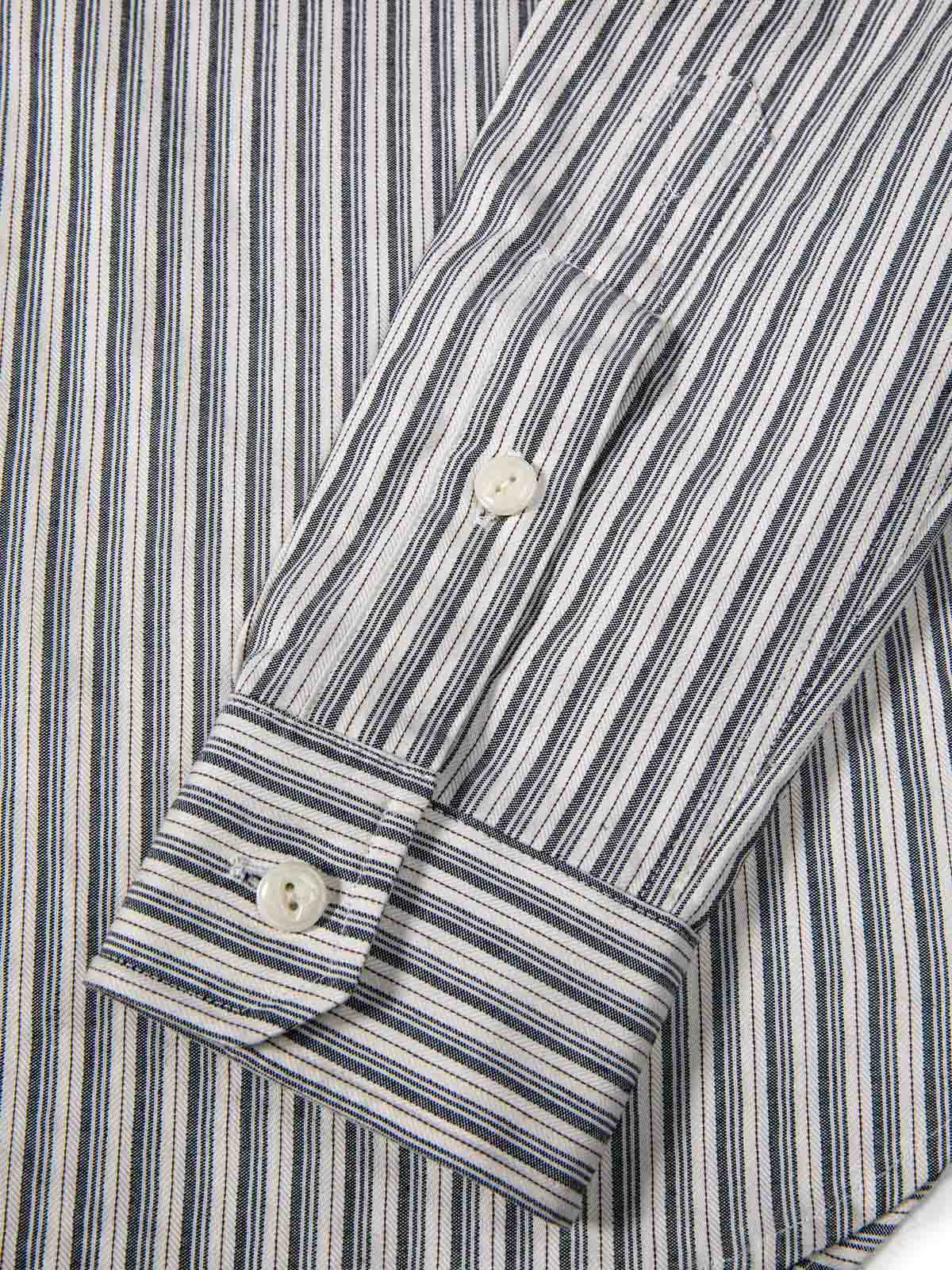 レトロ細ストライプシャツの繊細な縫い目とボタンのディテールクローズアップ。職人技と精巧な全埋め込みエッジ処理技術が見える。