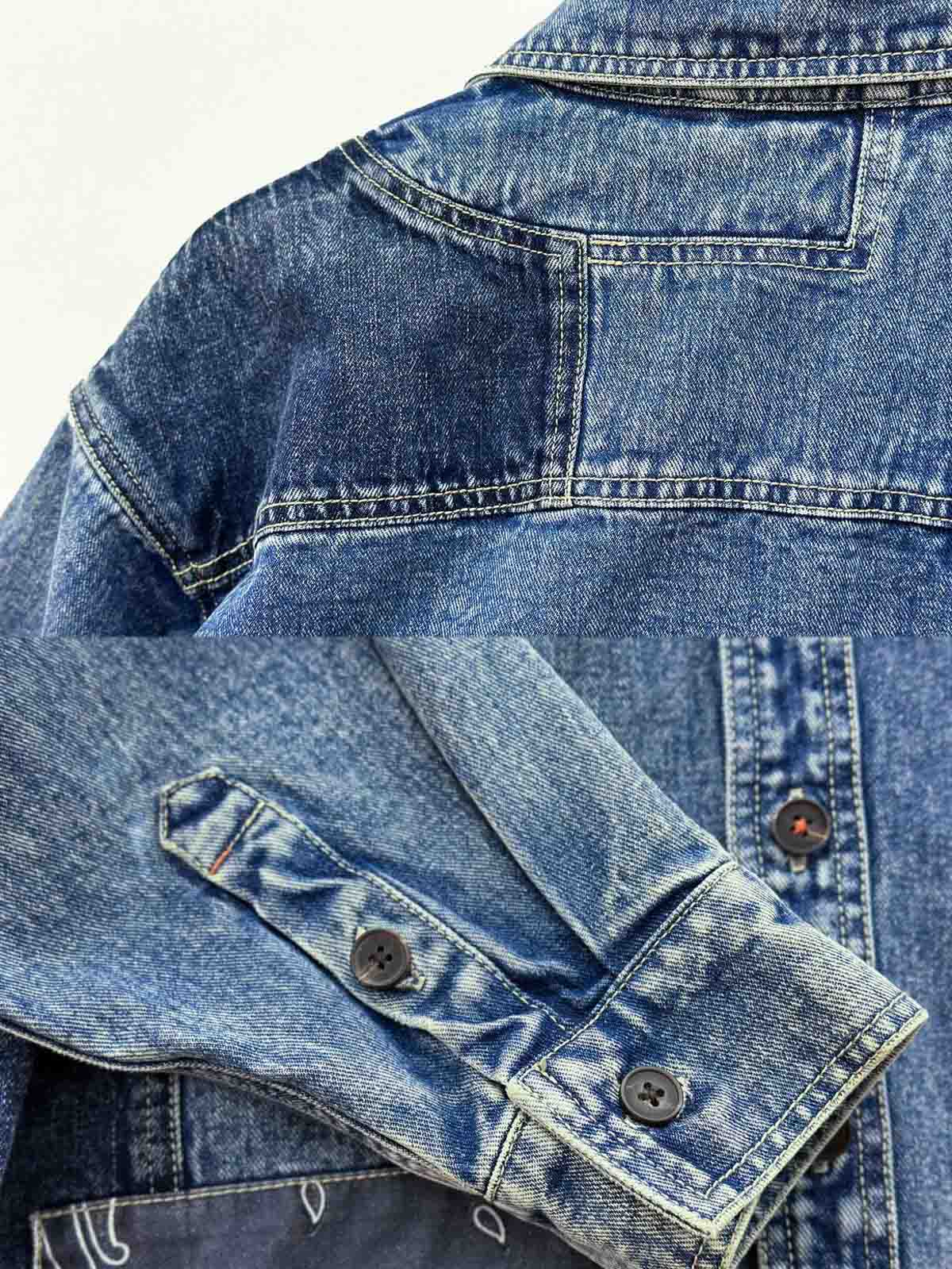 デニムシャツの袖口にあるタイスリーブノットとポケットのステッチラインのクローズアップ。手作業の細かなデテールが強調されている。
