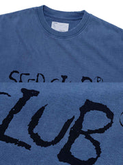  Tシャツの手書き風ロゴプリントのディテール