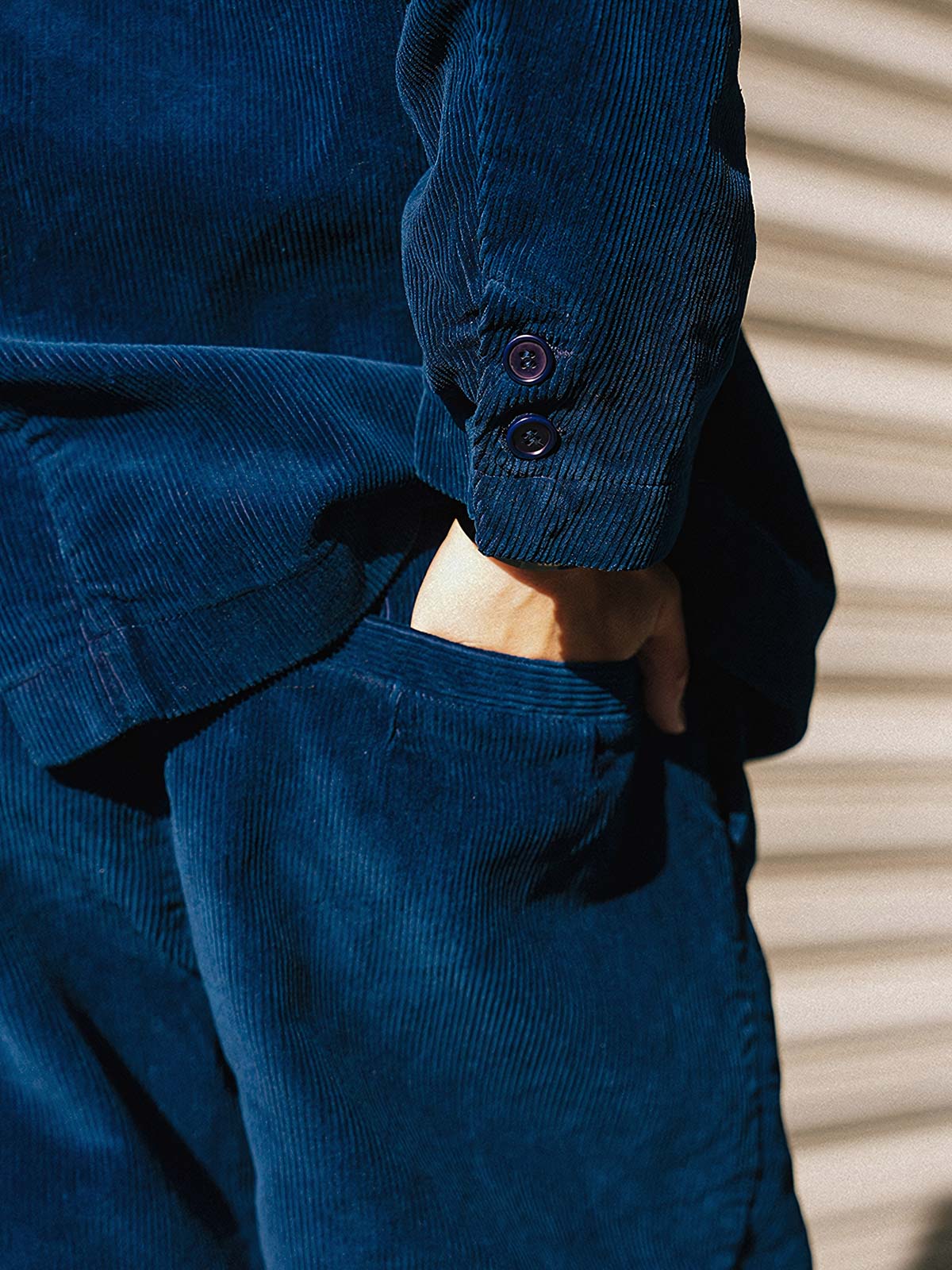 モデルが着用する藍染め手作り植物染め特厚コーデュロイカジュアルスーツの展示図
