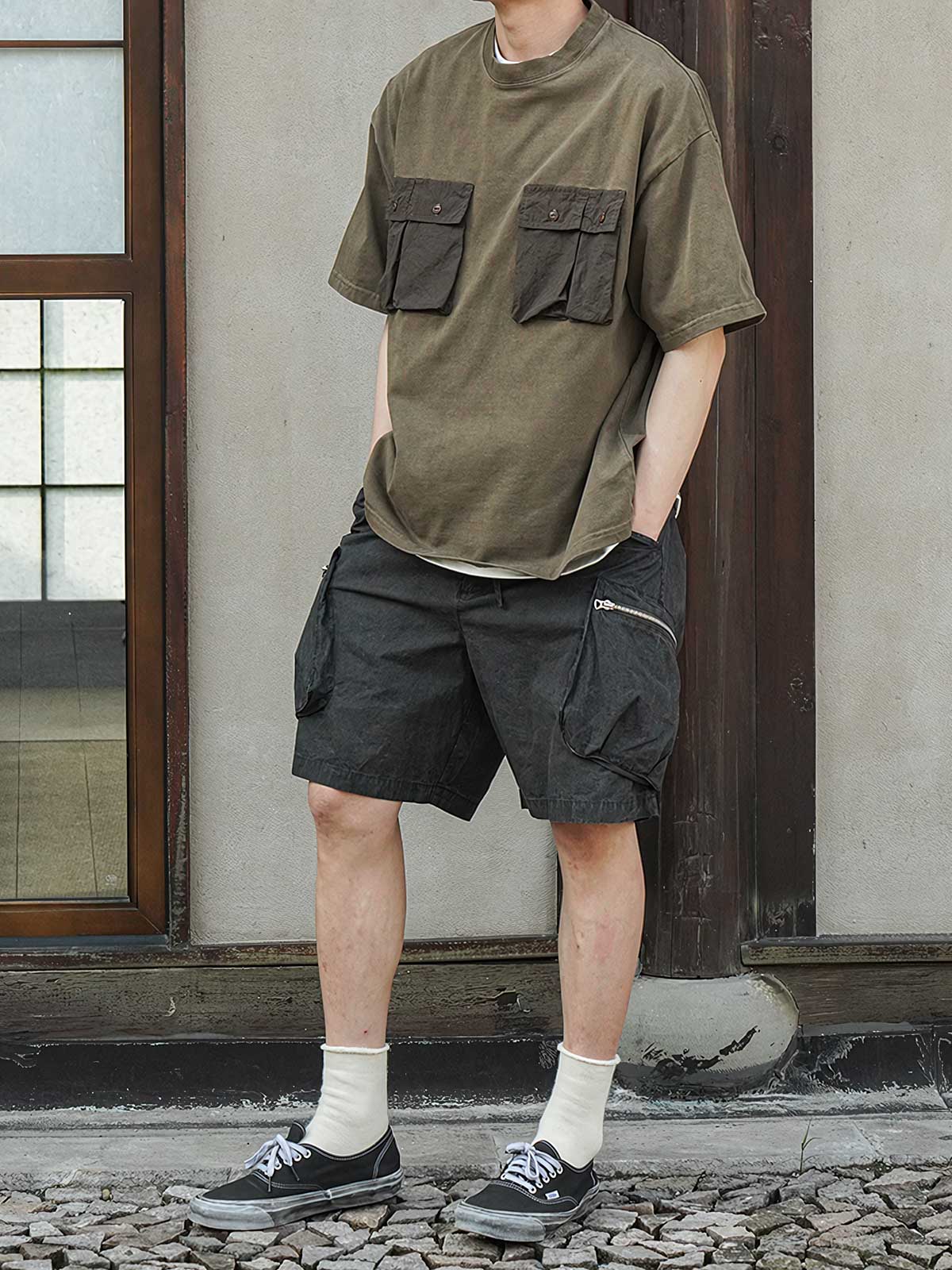 モデルが手工古法植物染四ポケット付き半袖Tシャツを着用したイメージ図