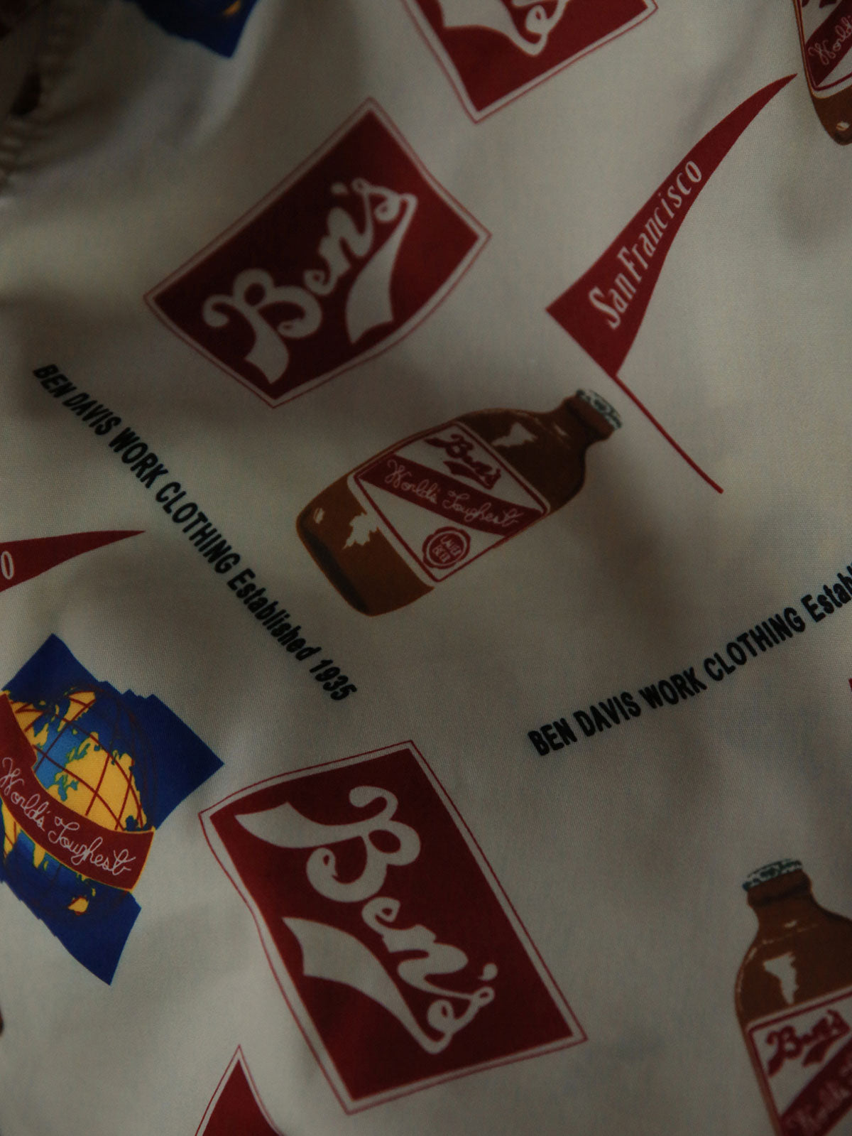 シャツのトライアングルフラッグとボトル柄の詳細