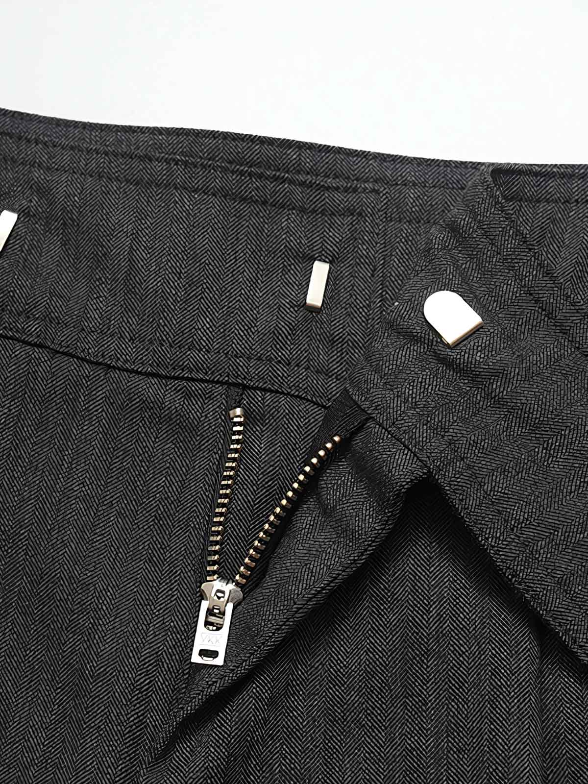  ナポリ風ワイドパンツの調整可能なベルトディテール