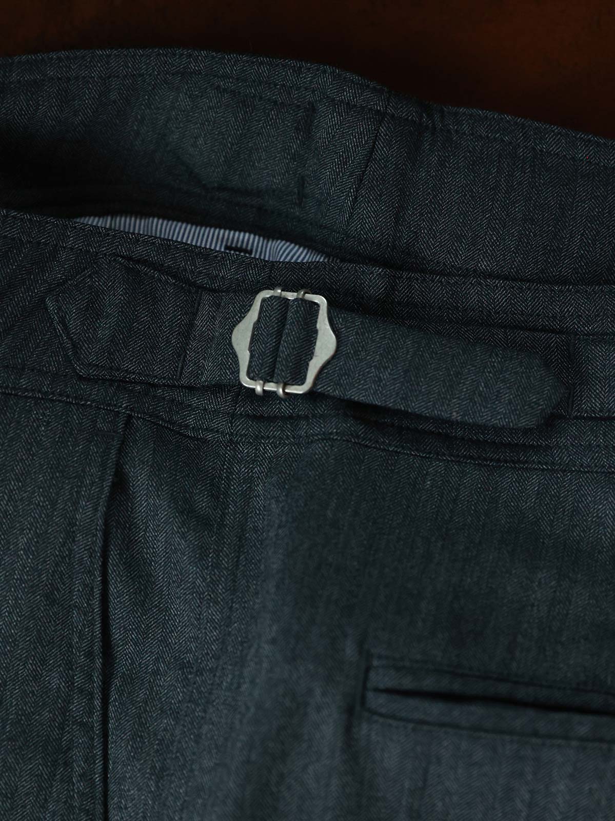  ナポリ風ワイドパンツの調整可能なベルトディテール