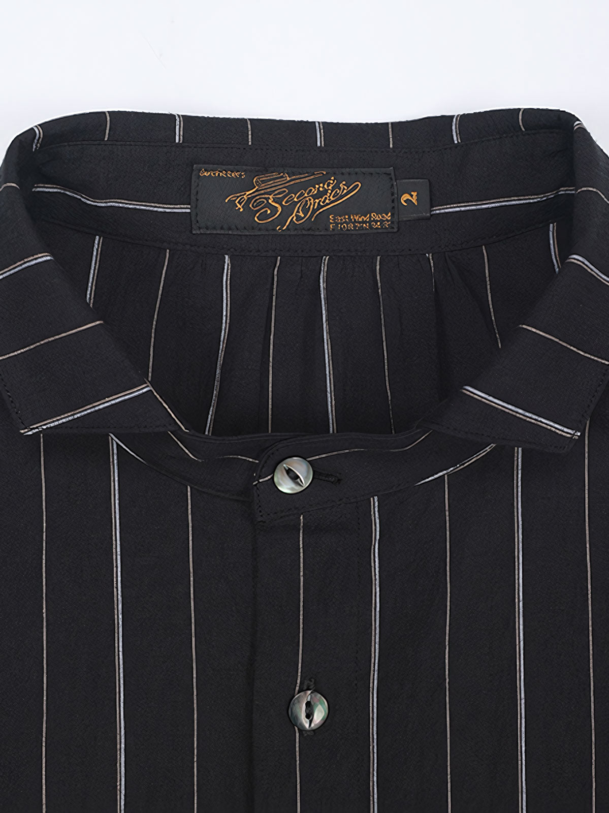 シャツのディテール、襟元とボタンのクローズアップ