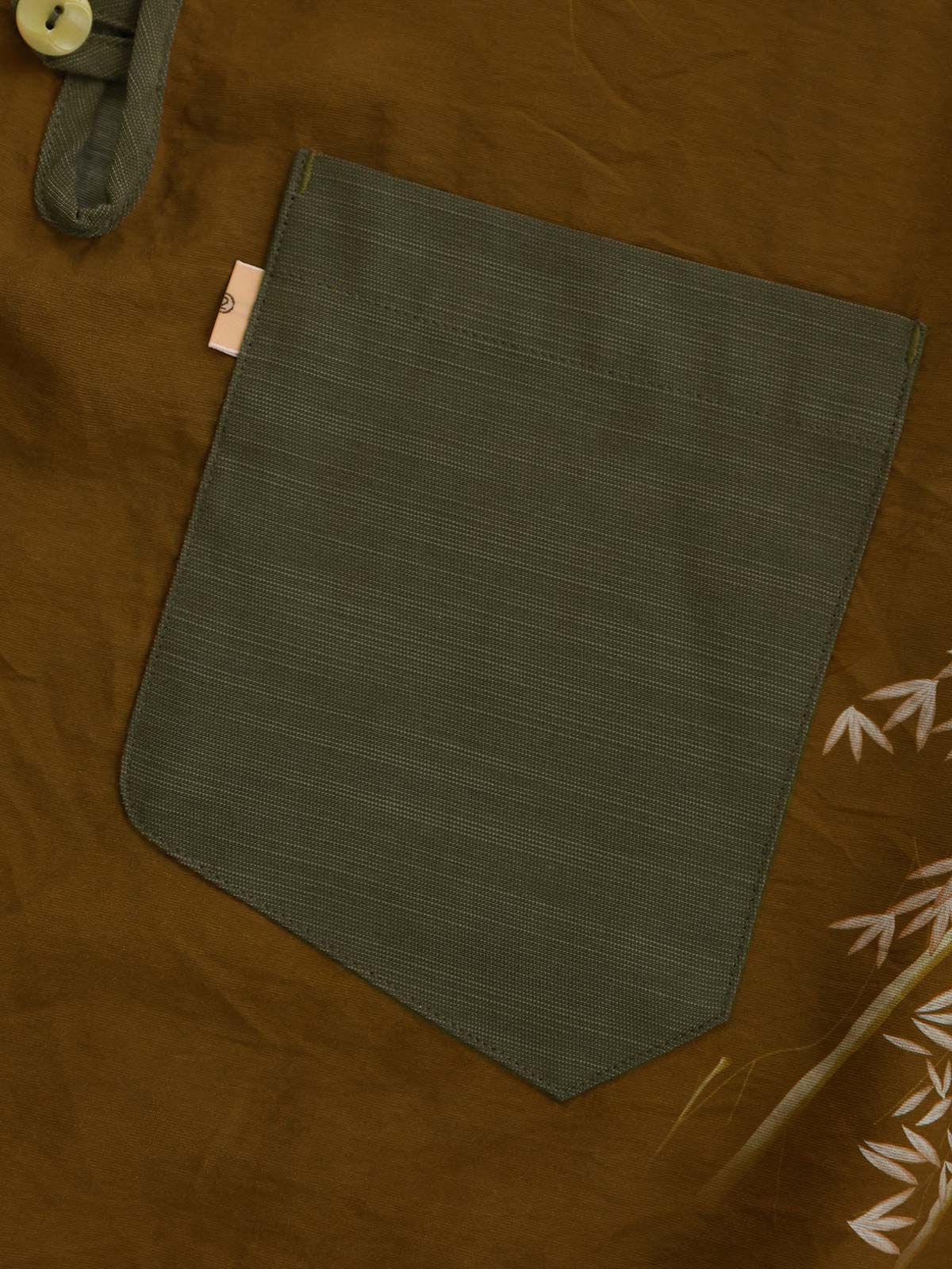 竹葉柄配色プルオーバー長袖シャツのボタンと襟のディテール