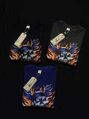 Tシャツの胸にあるモーターサイクルプリントのクローズアップ